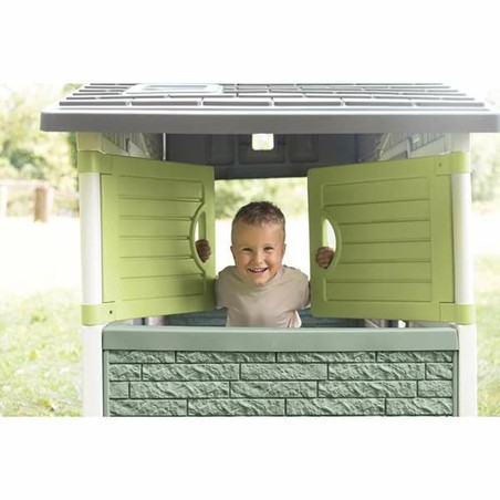 Niños interactuando con la casa de juego Smoby, desarrollo creatividad infantil