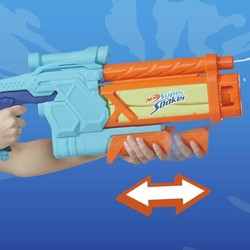 Pistola de Agua Hasbro 1L en acción 2