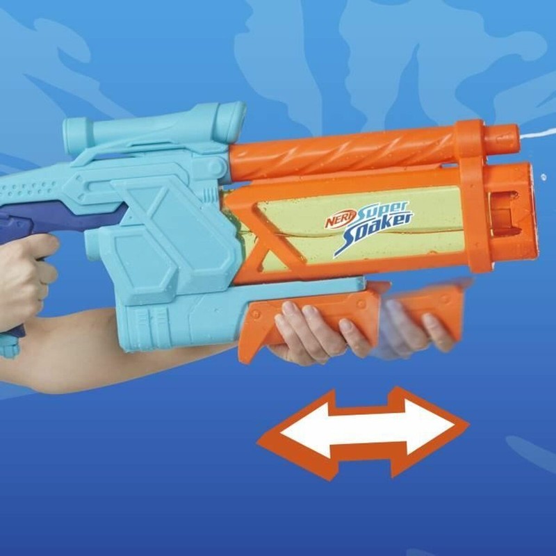 Niños jugando con pistola agua verano