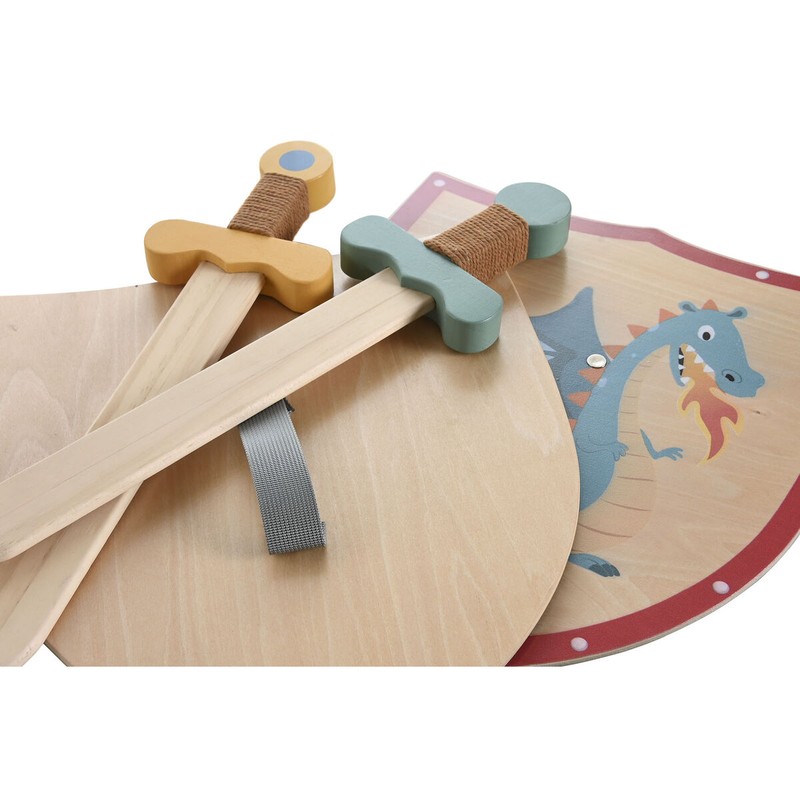 Detalle de espada infantil de madera, segura y ligera