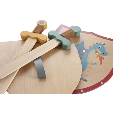 Detalle de espada infantil de madera, segura y ligera