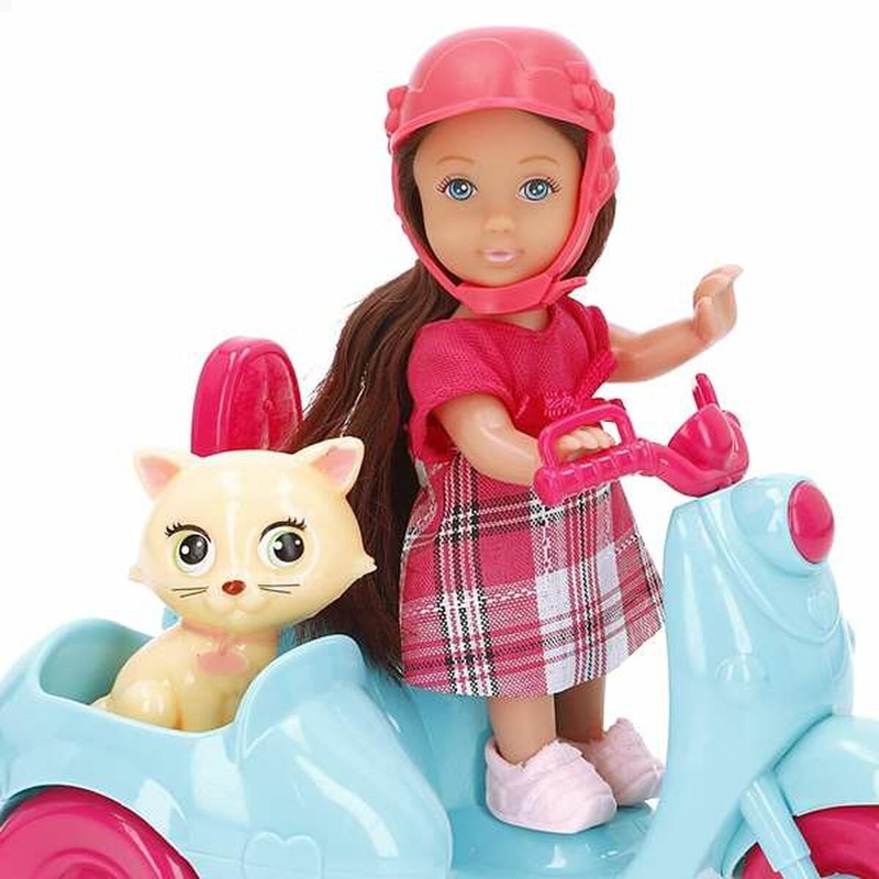 Muñeca de bolsillo para niñas en juego creativo