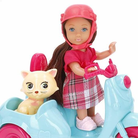 Muñeca de bolsillo para niñas en juego creativo