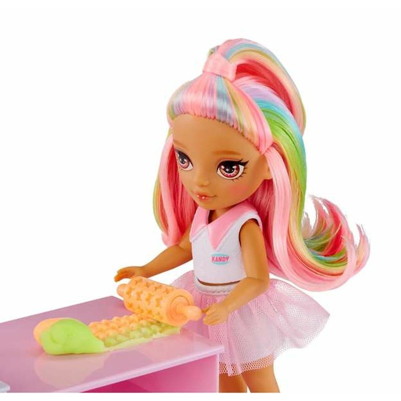 Muñeca articulada Rainbow High posando con su atuendo