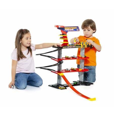 Niño jugando con el garaje coches juguete Moltó