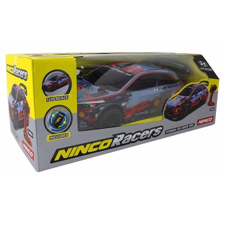 Niños jugando con pista coches improvisada y coche RC