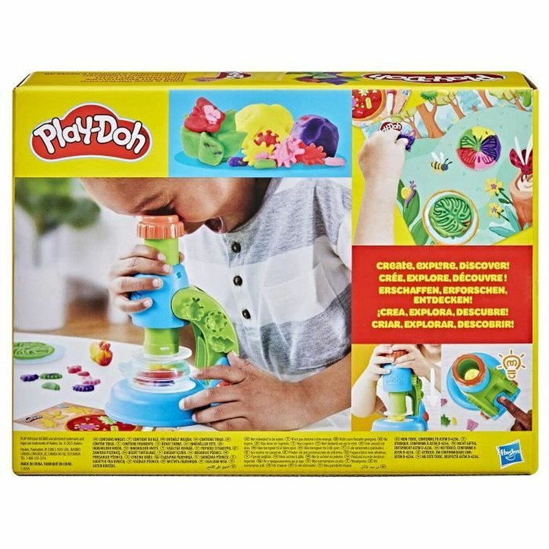 Niño explorando texturas con microscopio Play-Doh, un kit manualidades infantil