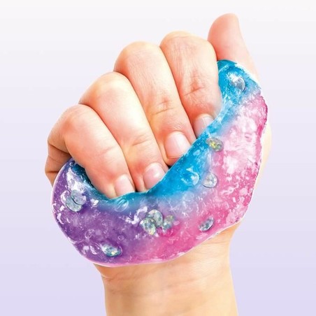 Detalle de agitadores y accesorios para hacer slime en casa
