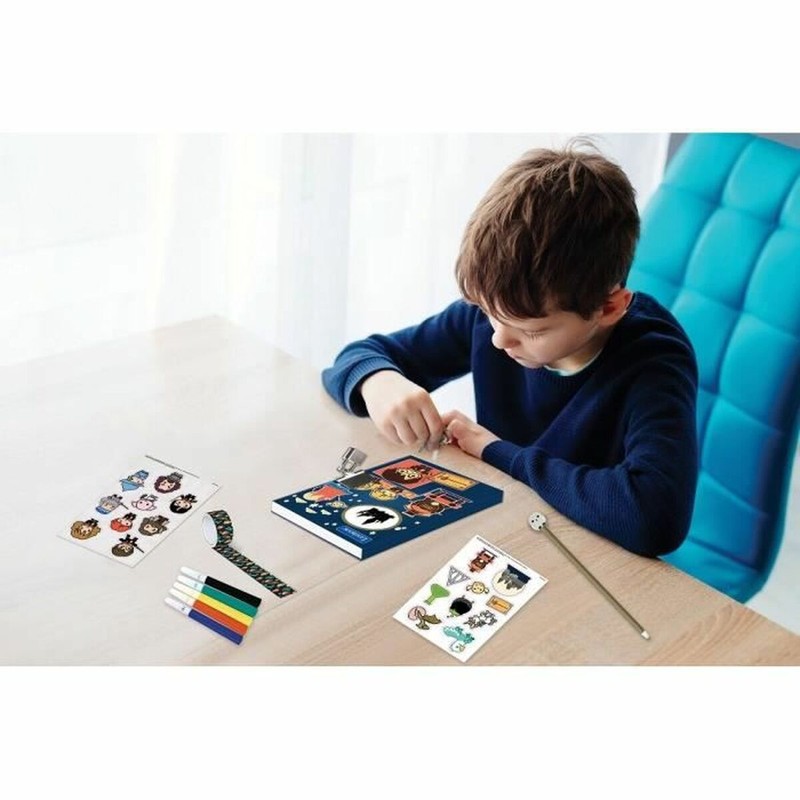 Detalle del juego interactivo niños Harry Potter, con ilustraciones mágicas.