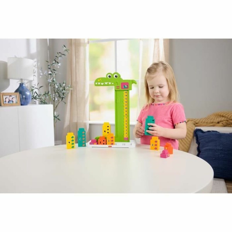 Niño jugando con el juguete para desarrollo lógico matemático