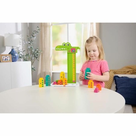 Niño jugando con el juguete para desarrollo lógico matemático