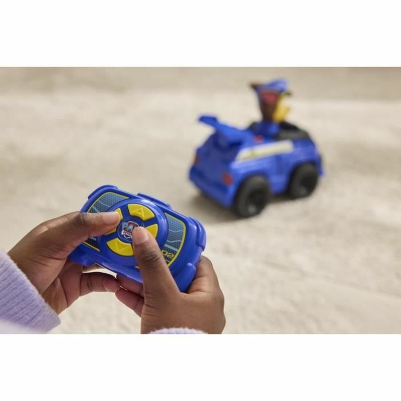 Detalle del mando a distancia intuitivo para el coche radiocontrol infantil