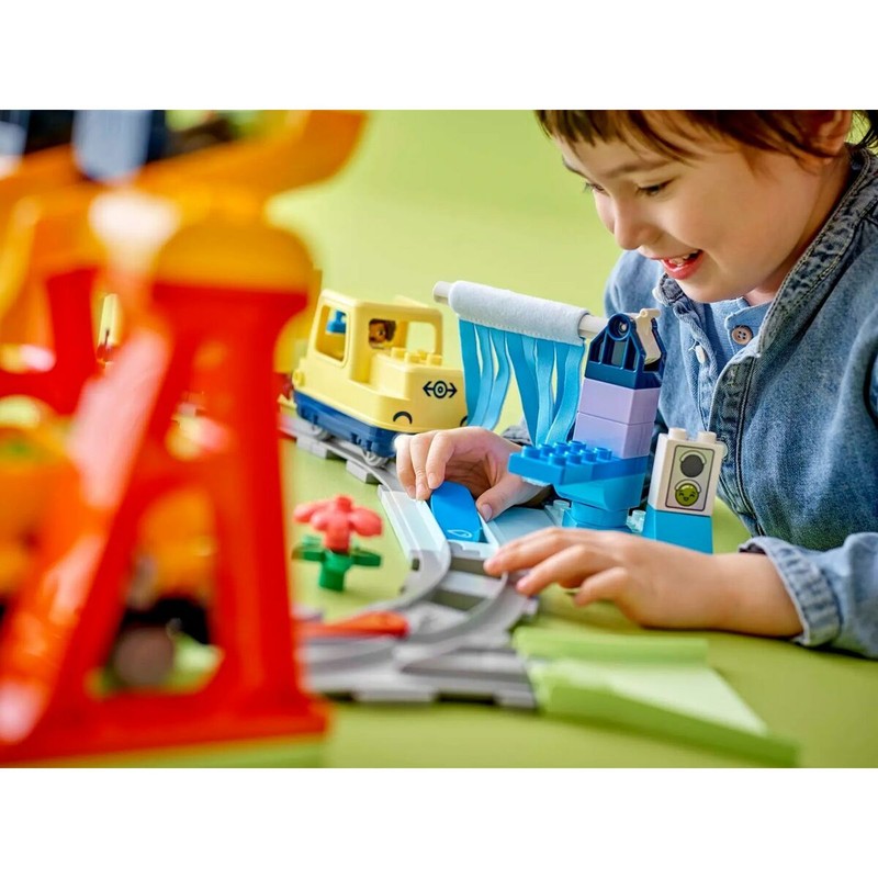 Set construcción educativo Lego, niño jugando feliz