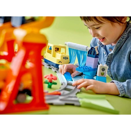 Set construcción educativo Lego, niño jugando feliz