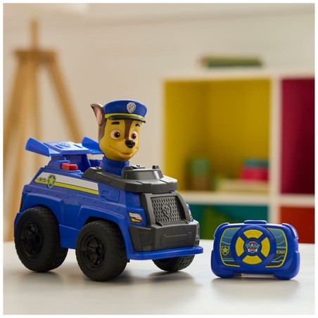Juego imaginativo con un coche de policía de juguete como el de Chase