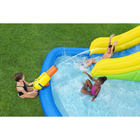 Piscina infantil con tobogán para horas de juego acuático
