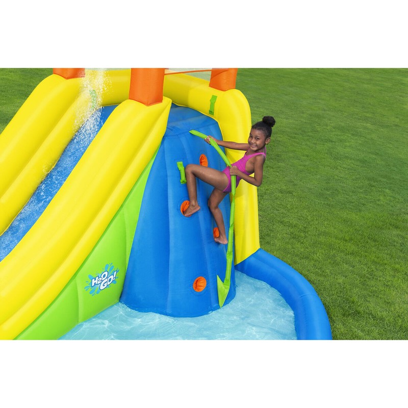Familia divirtiéndose en la piscina hinchable de grandes dimensiones