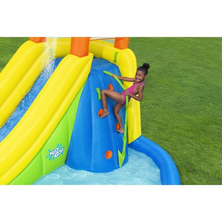 Familia divirtiéndose en la piscina hinchable de grandes dimensiones