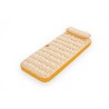 Colchoneta Hinchable Piscina Bestway Deluxe flotando en agua