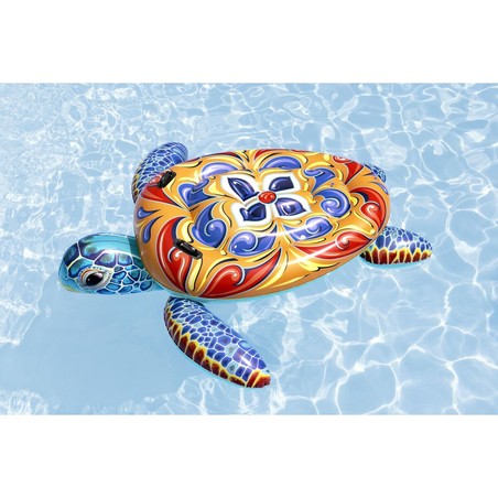 Niños jugando en la piscina con hinchable tortuga marina