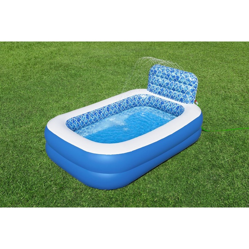 Niños jugando en piscina Bestway con aspersor de agua