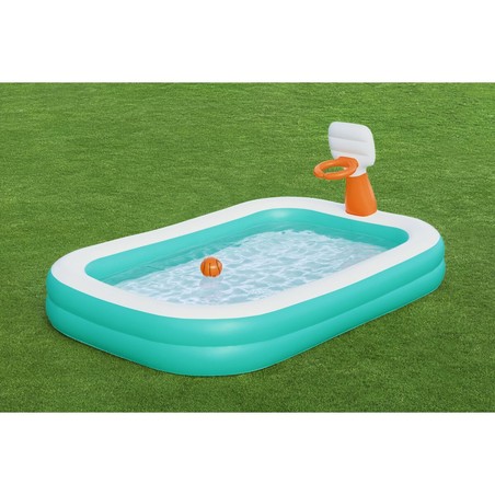 Piscina juegos niños con aro de baloncesto en el jardín