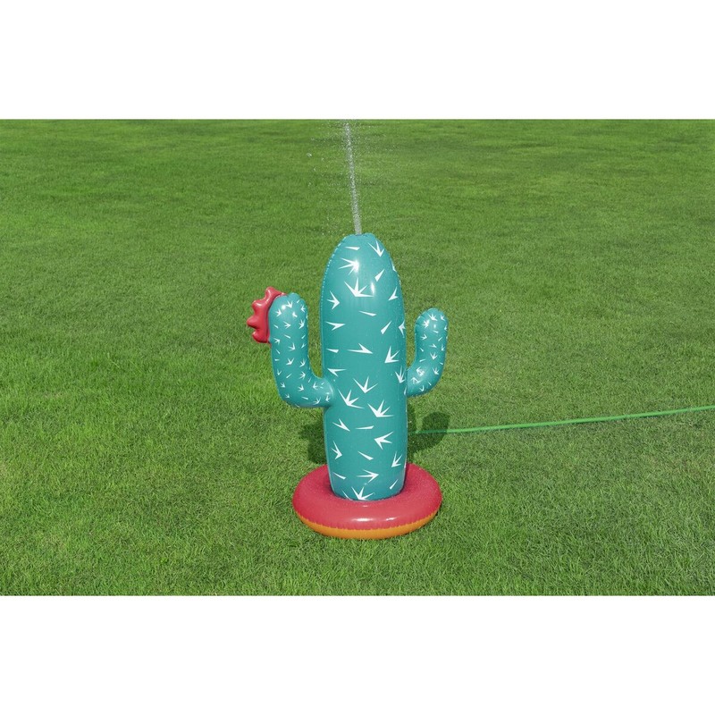 Juguete aspersor agua infantil en jardín