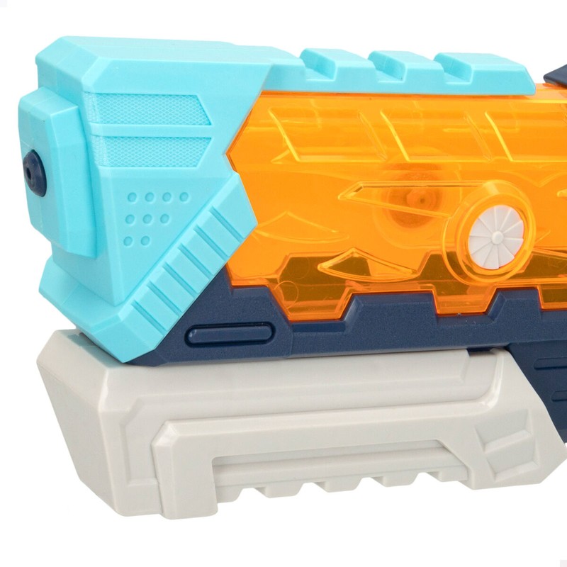 niños jugando con pistolas de agua grandes