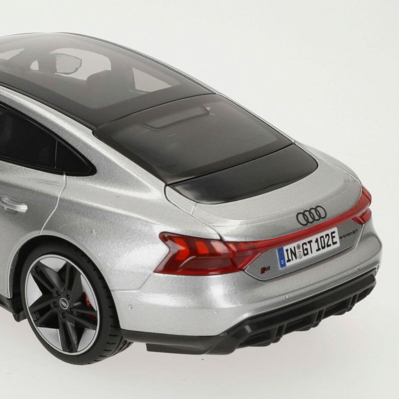 Detalle del interior del coche die-cast Audi RS E-TRON GT con puertas abiertas