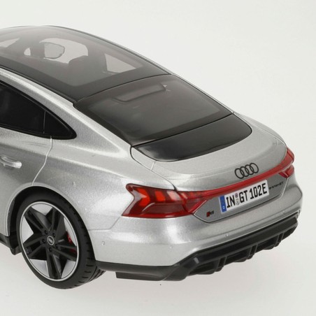Detalle del interior del coche die-cast Audi RS E-TRON GT con puertas abiertas
