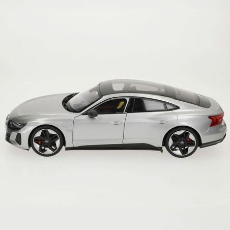 Miniatura Audi RS E-TRON GT con capó y maletero abatibles