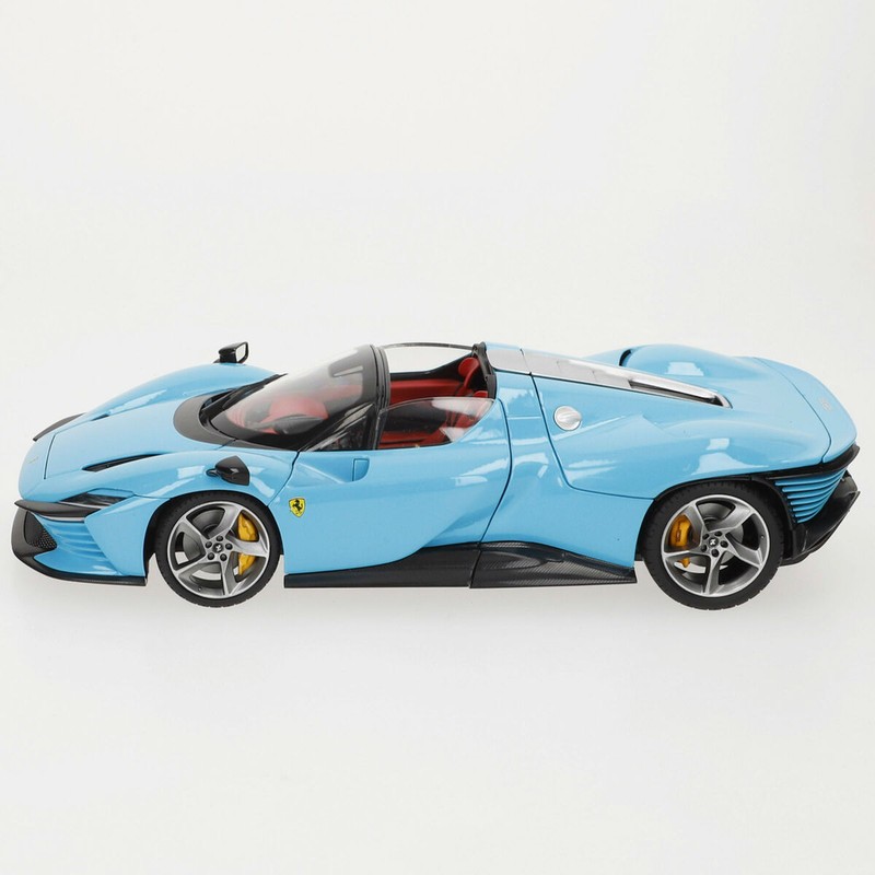 Coche escala 1:18 con detalles interiores y carrocería curvada