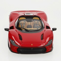 Coche Ferrari Daytona SP 1:18 Bburago a escala, vista frontal detallada 2