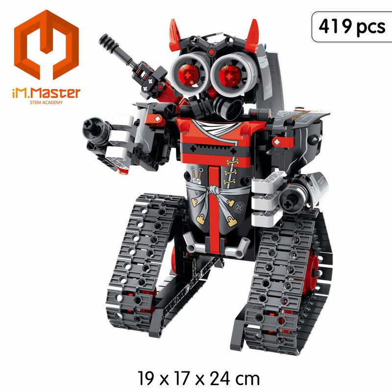 Niño jugando con juguete construcción motricidad fina y app