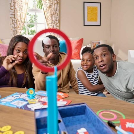 Niños inmersos en un divertido juego de cartas niños del set Spin Master