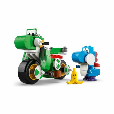Niño jugando con juguetes creativos Lego Super Mario