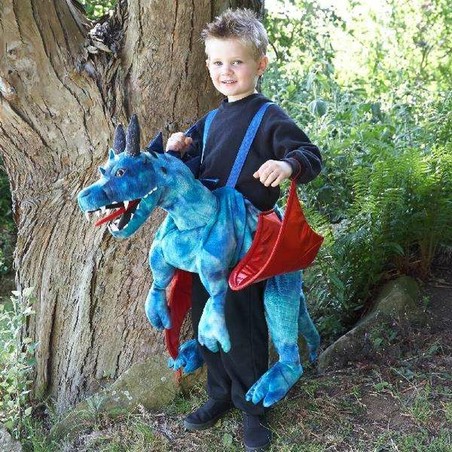 Niño con traje de carnaval niño dragón, fomentando el juego imaginativo.