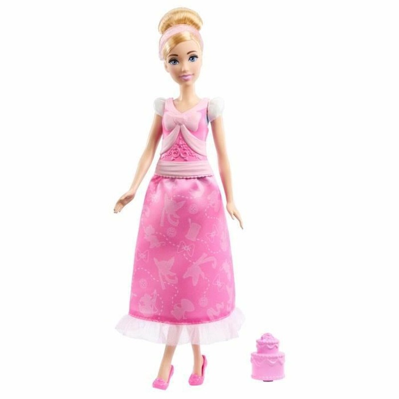 Muñeca Cenicienta infantil jugando con accesorios