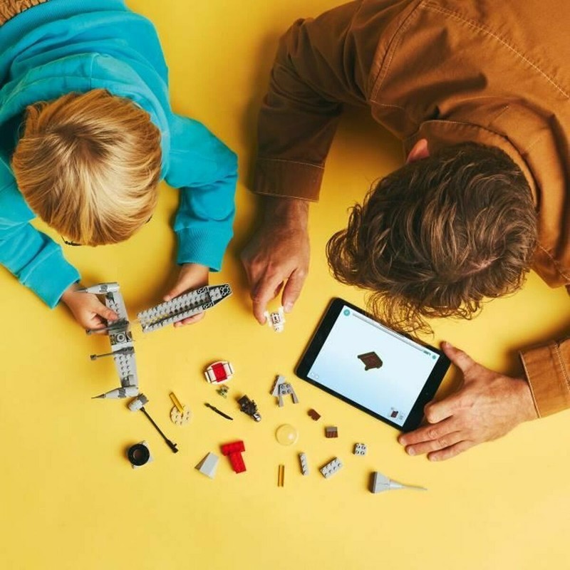 Escena de juego con bloques apilables para niños, compatible Lego Duplo.