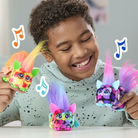 Niño jugando con su Furby sonidos y frases