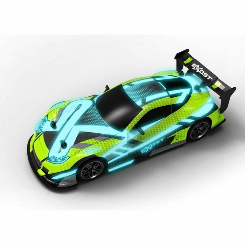 Niño jugando con su coche RC Exost Flash Light verde