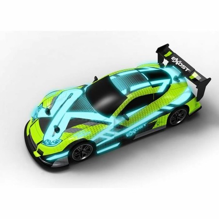 Niño jugando con su coche RC Exost Flash Light verde
