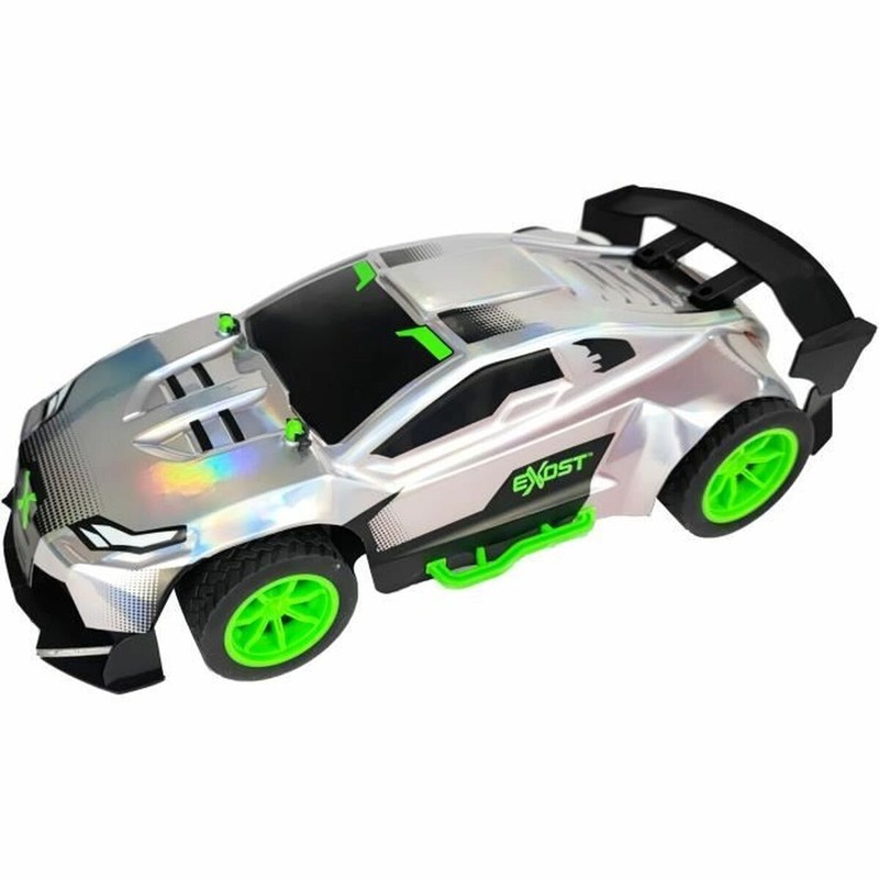 Coche radiocontrol todo terreno, superando obstáculos