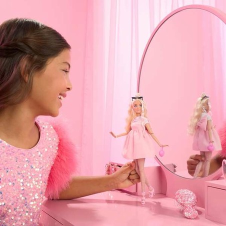 Muñeca Barbie con vestido rosa caramelo y accesorios