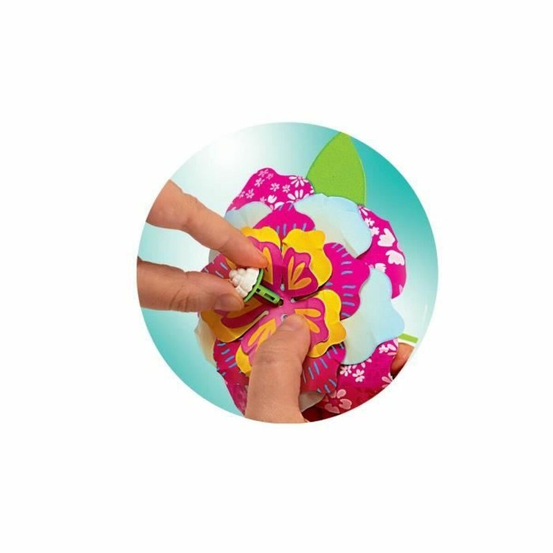 Niño jugando feliz con el set de pintura niños y plastilina Clementoni