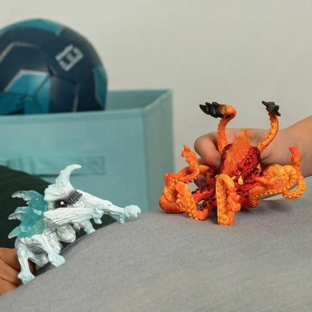 Set de duelo Schleich figuras con Insecto de Hielo en primer plano.