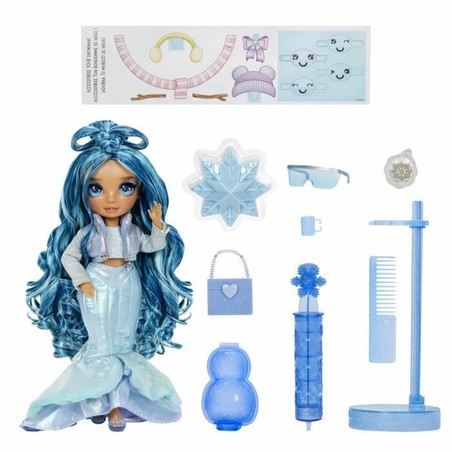 Muñeca Rainbow High de invierno posando con sus accesorios