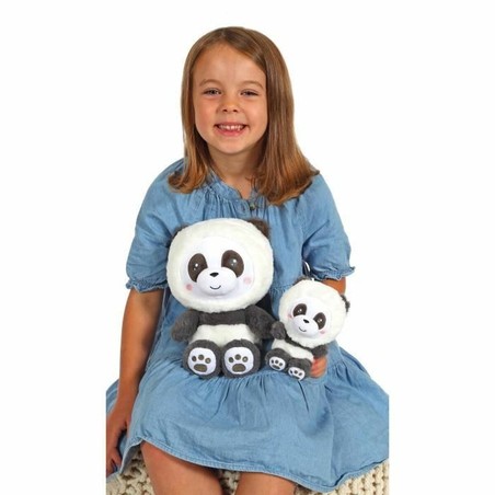 Detalle del peluche infantil negro, suave y seguro para los más pequeños