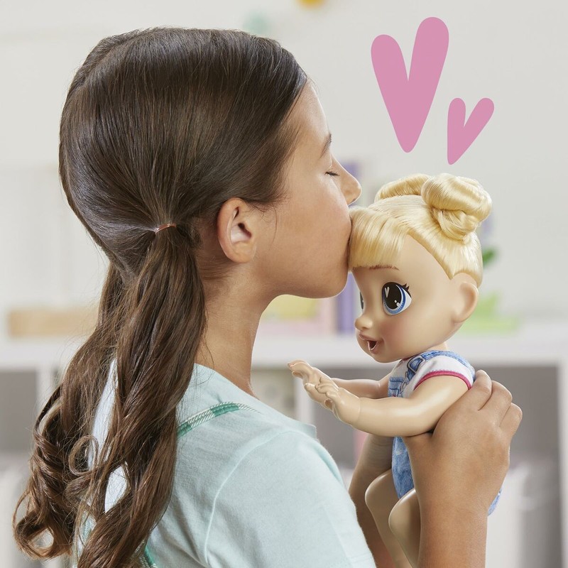 Pequeña cuidando a su muñeca Baby Alive gateadora