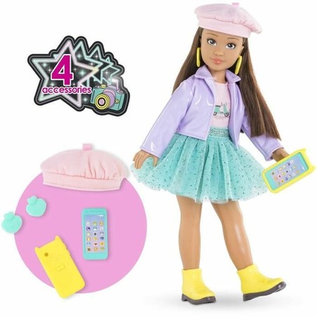 Niña jugando con su muñeca Corolle, fomentando el juego simbólico infantil